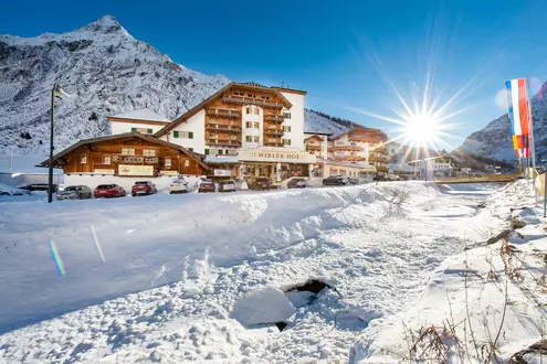 Alpen-Romantik-Hotel Wirler Hof in Galtür im Winter bei Sonnenschein