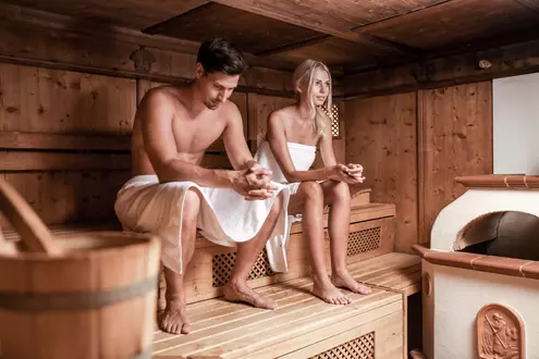 Mann und Frau entspannen und schwitzen in der Sauna