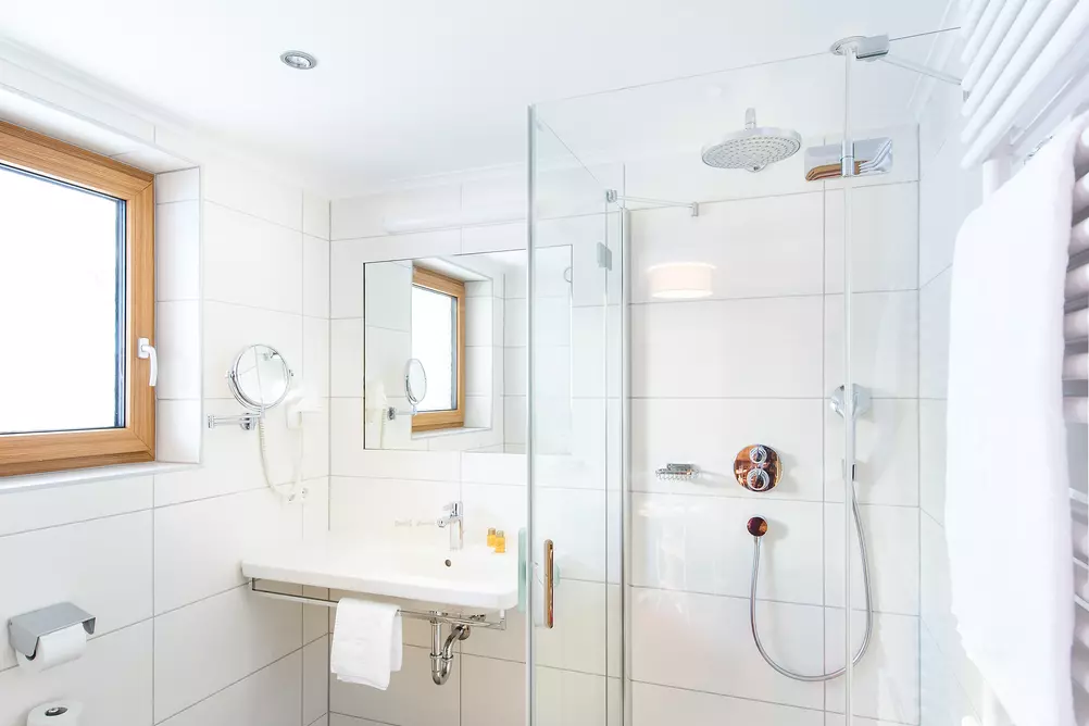 Modernes Badezimmer mit großer Dusche und Handtuchtrockner