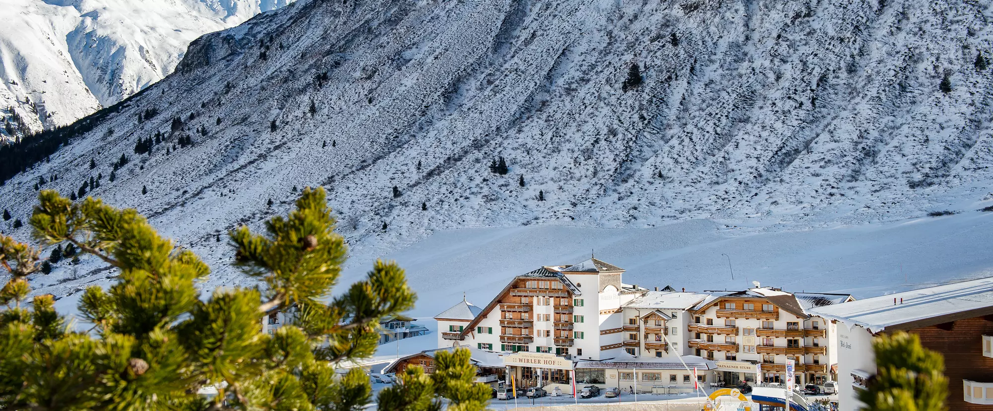Alpen-Romantik-Hotel Wirler Hof in Galtür im Winter bei Sonnenschein